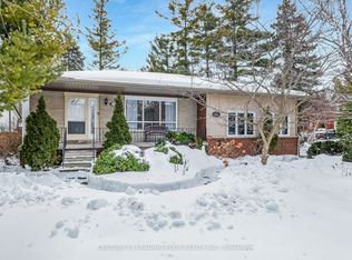 121 Twyn Rivers Dr, Pickering, ON L1V 1E1