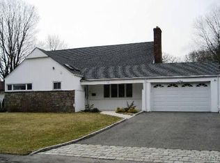 150 Westwood Cir, Roslyn Heights, NY 11577