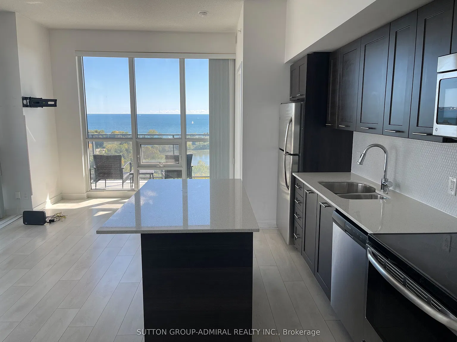 2212 Lake Shore Blvd W — Photo 2
