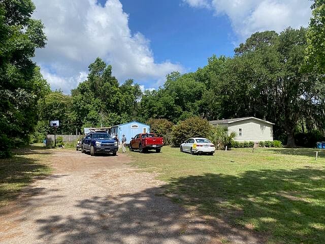 2nd image of 752 Main Rd