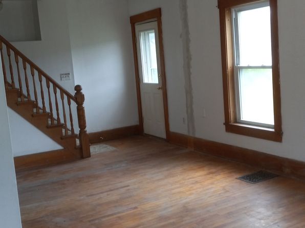 24 Pleasant St APT 1, Lyndonville, VT 05851