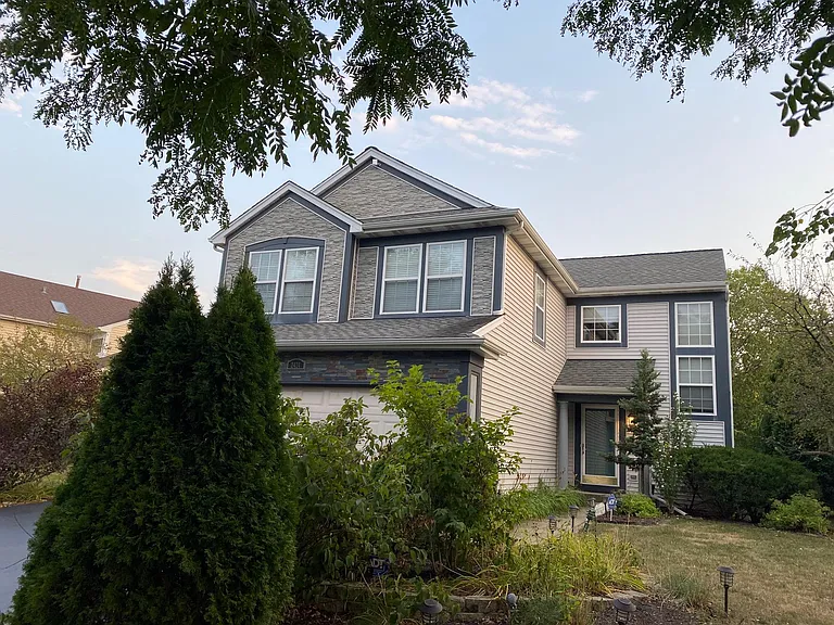 2424 Lexington Ln — Photo 2