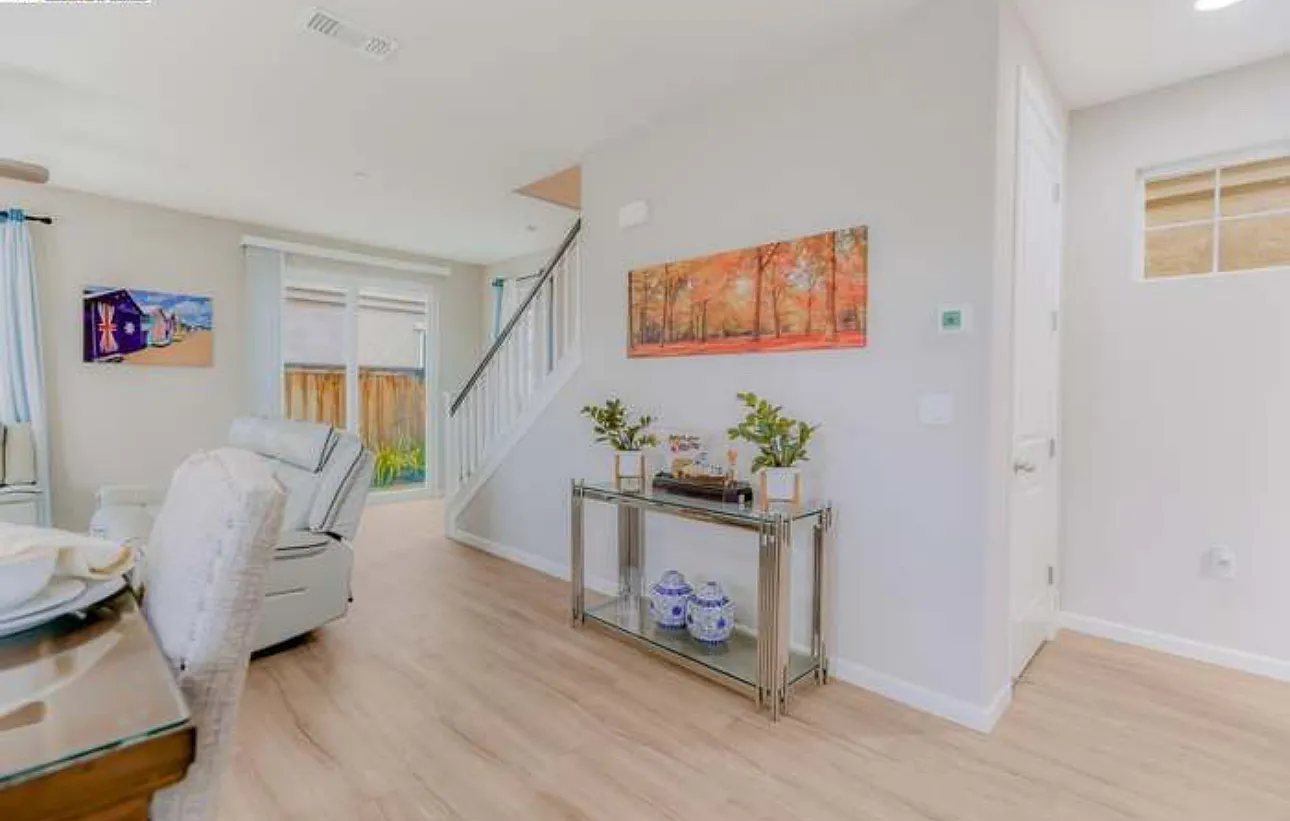 4 bed, 2037 sqft, $3,700 — Photo 2