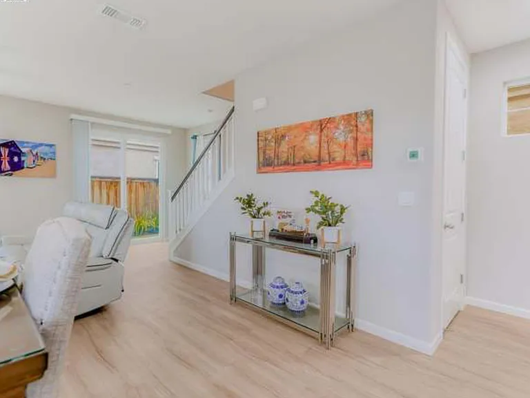 11 Belle Harbor Cir — Photo 2