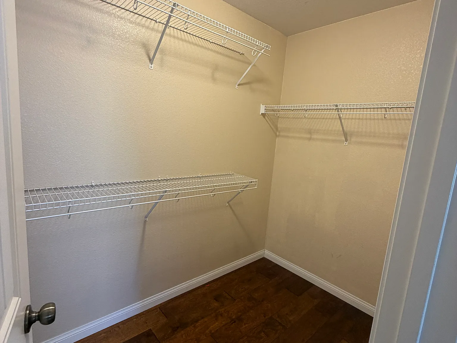 4 bed, 2327 sqft, $2,500 — Photo 2