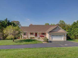 120 N Pointe Ln, Moneta, VA 24121