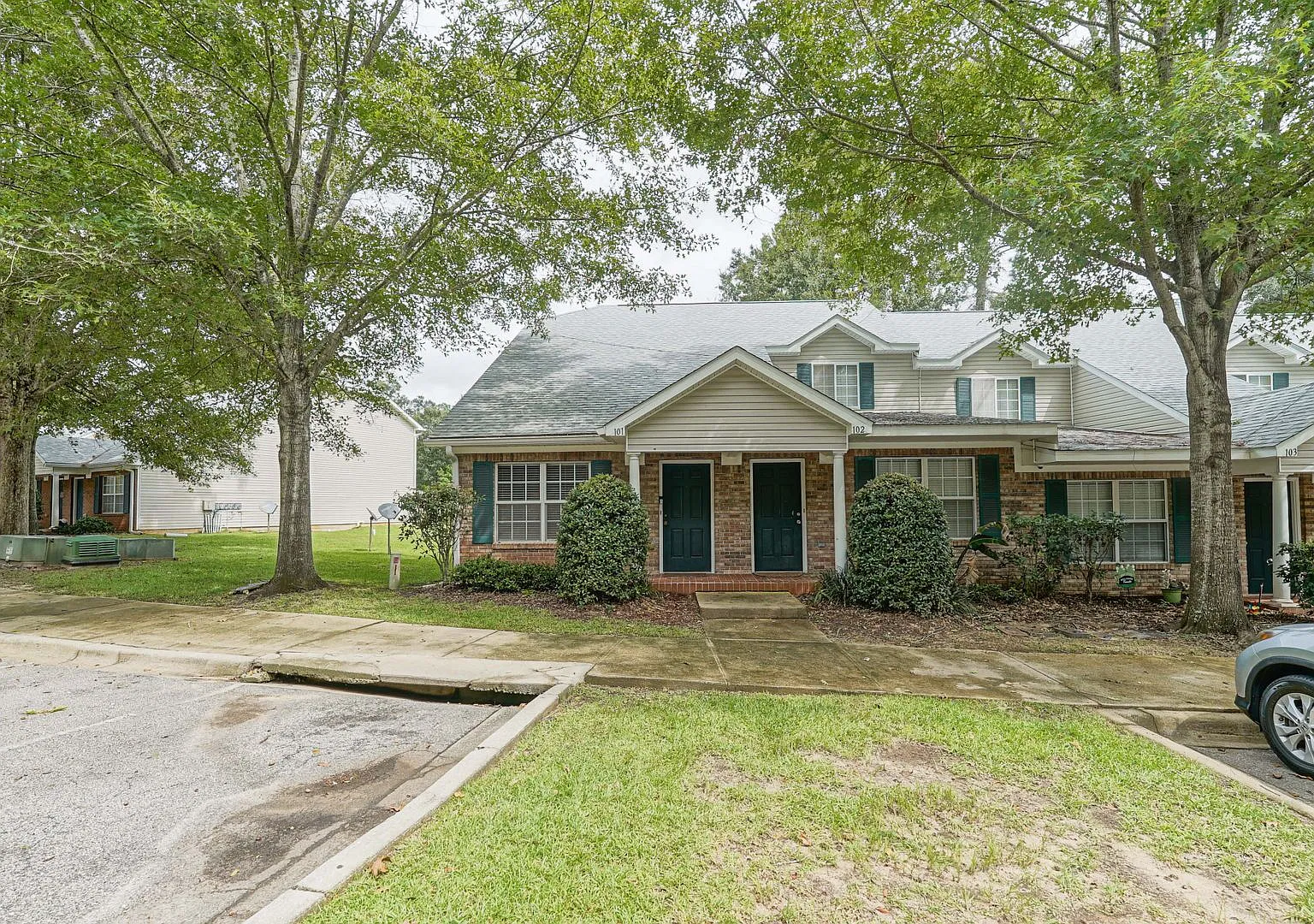 3 Bedroom 3 Bathroom in Savannah Crossing — Photo 2