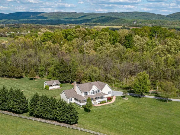 144 Long Field Ln, Berryville, VA 22611