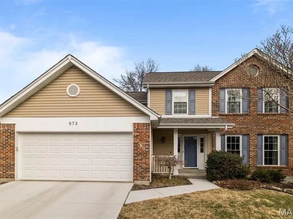 973 Oakwood Farms Ln, Ballwin, MO 63021
