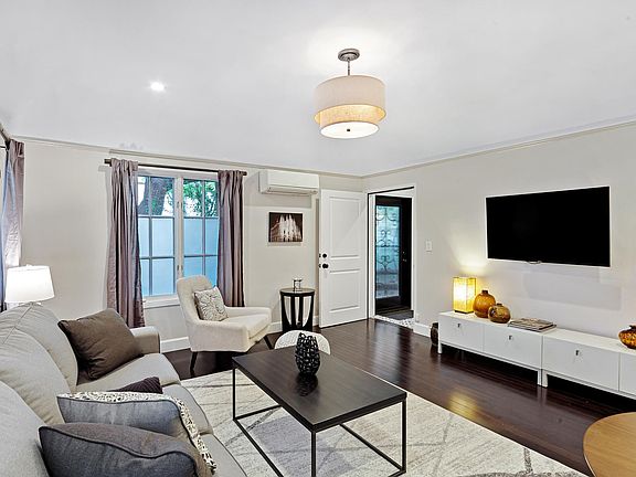 4th image of 1118 N Poinsettia Dr