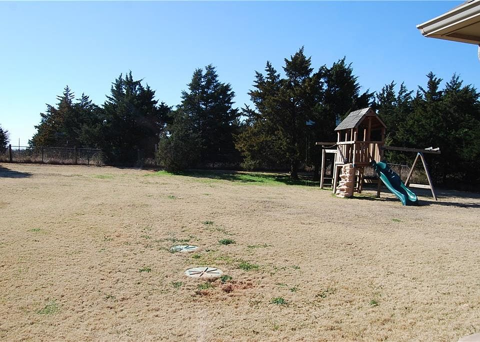 2nd image of 1166 Lone Oak St