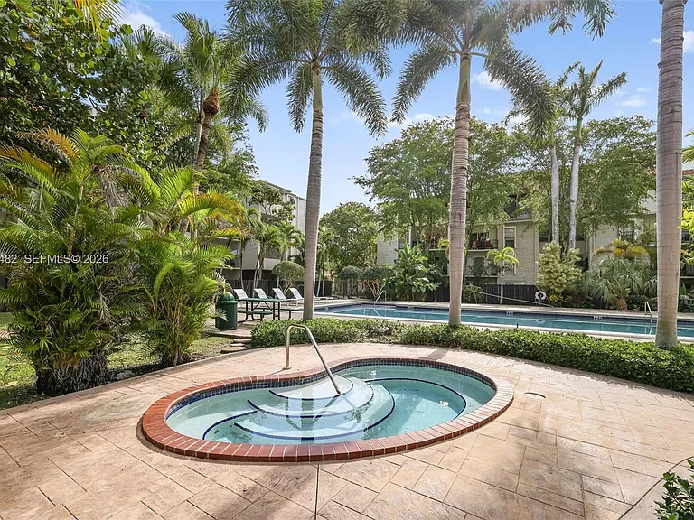 6886 N Kendall Dr #D202 — Photo 27