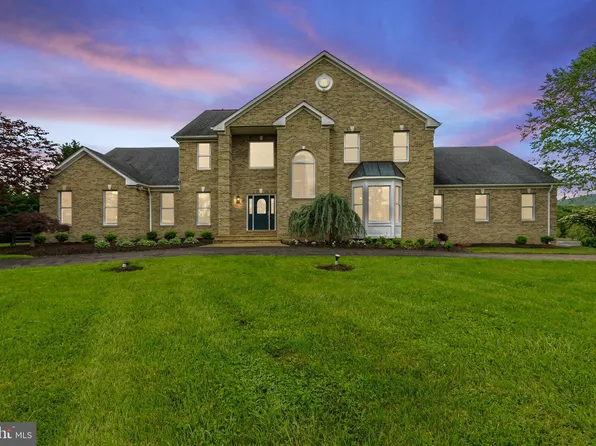 18465 Yellow Schoolhouse Rd, Round Hill, VA 20141