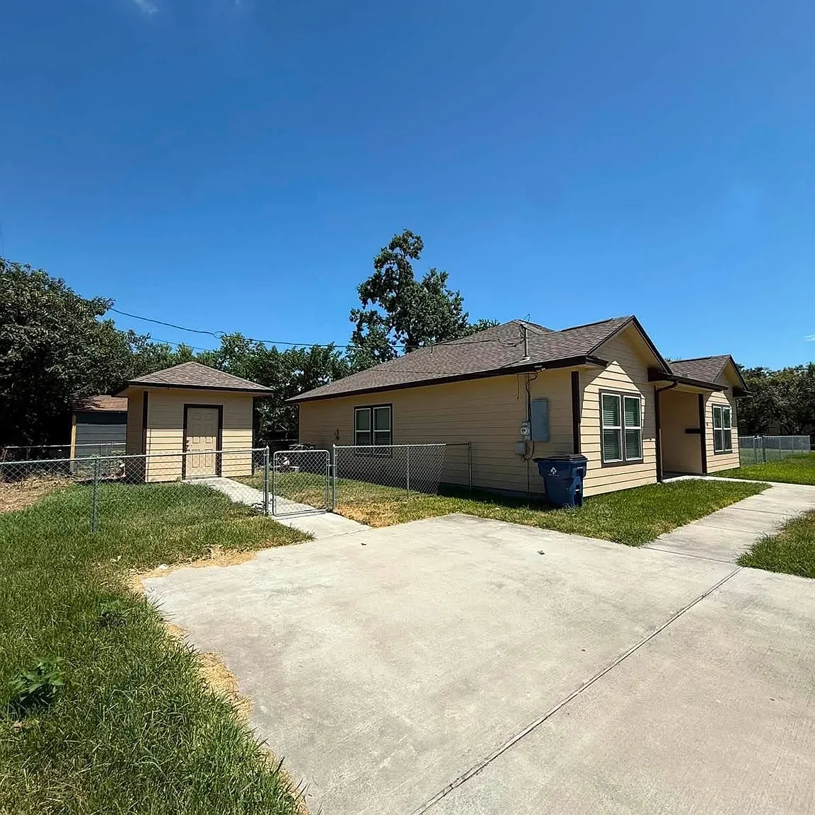 3 bed, 2.0 bath, 1402 sqft, $1,800 — Photo 3