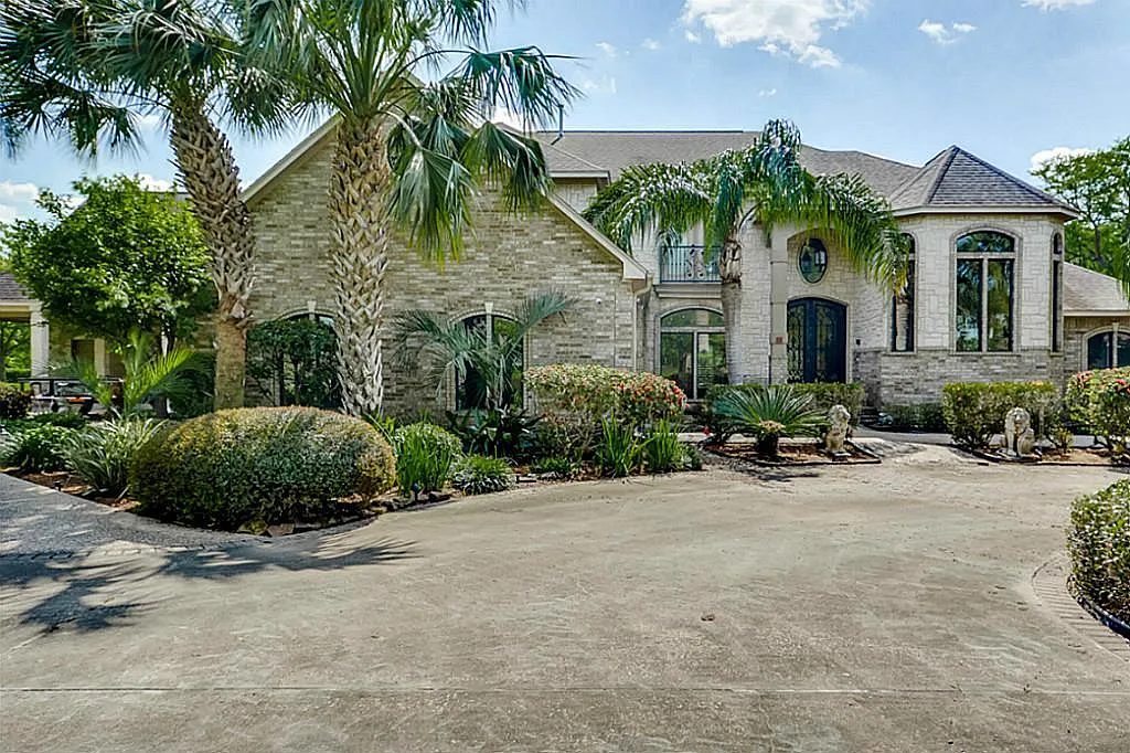 6 bed, 6.0 bath, 6373 sqft, $6,000 — Photo 1