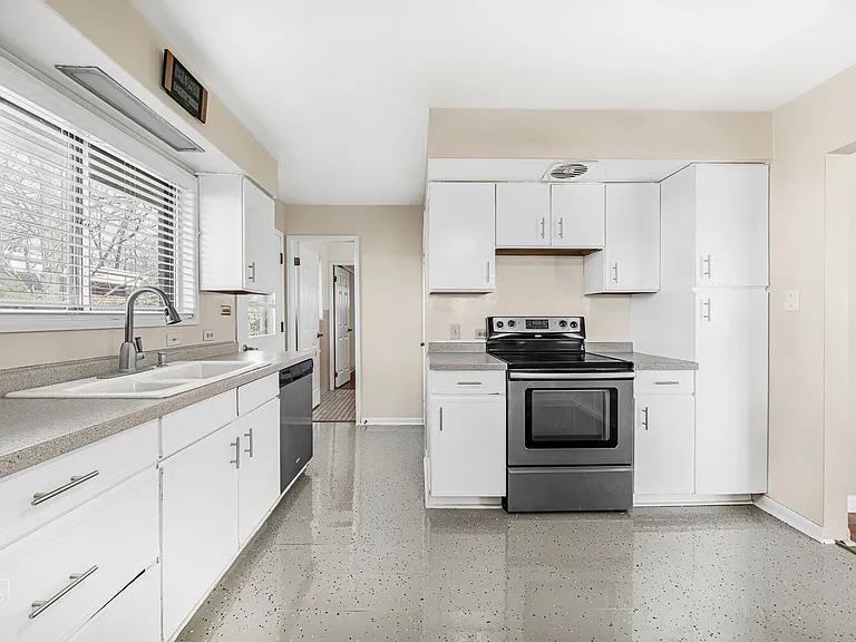 283 S Fair Ave — Photo 9