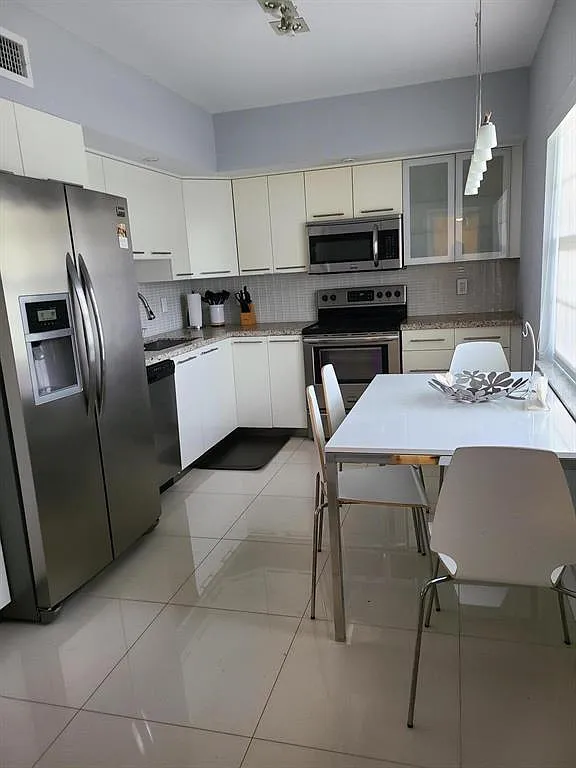 3 bed, 1620 sqft, $3,200 — Photo 1