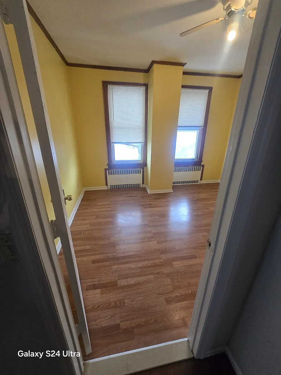 Building Photo - 609 4th Ave #B