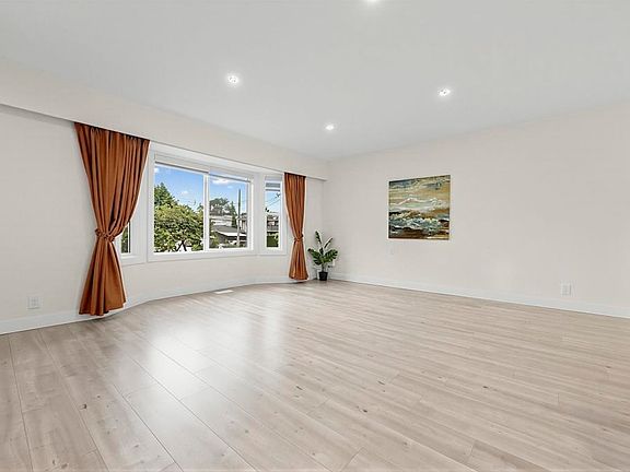 3rd image of 4936 Barker Cres