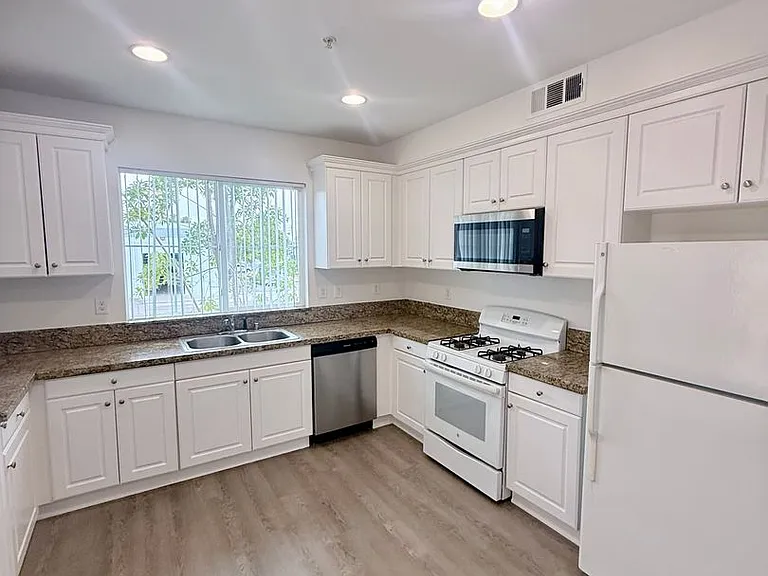 6785 Knott Ave — Photo 9