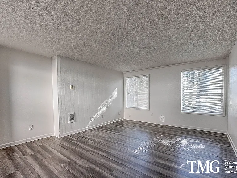 Willow Creek Apartments — Photo 2