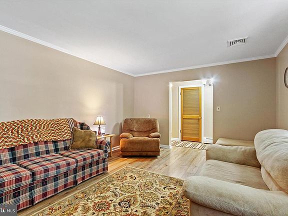 5th image of 1336 E Walnut St