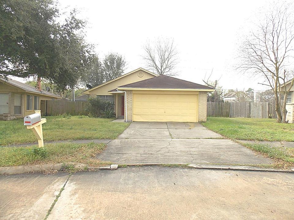 Front of house. Nice yard on a cul-de-sac and sidewalks.