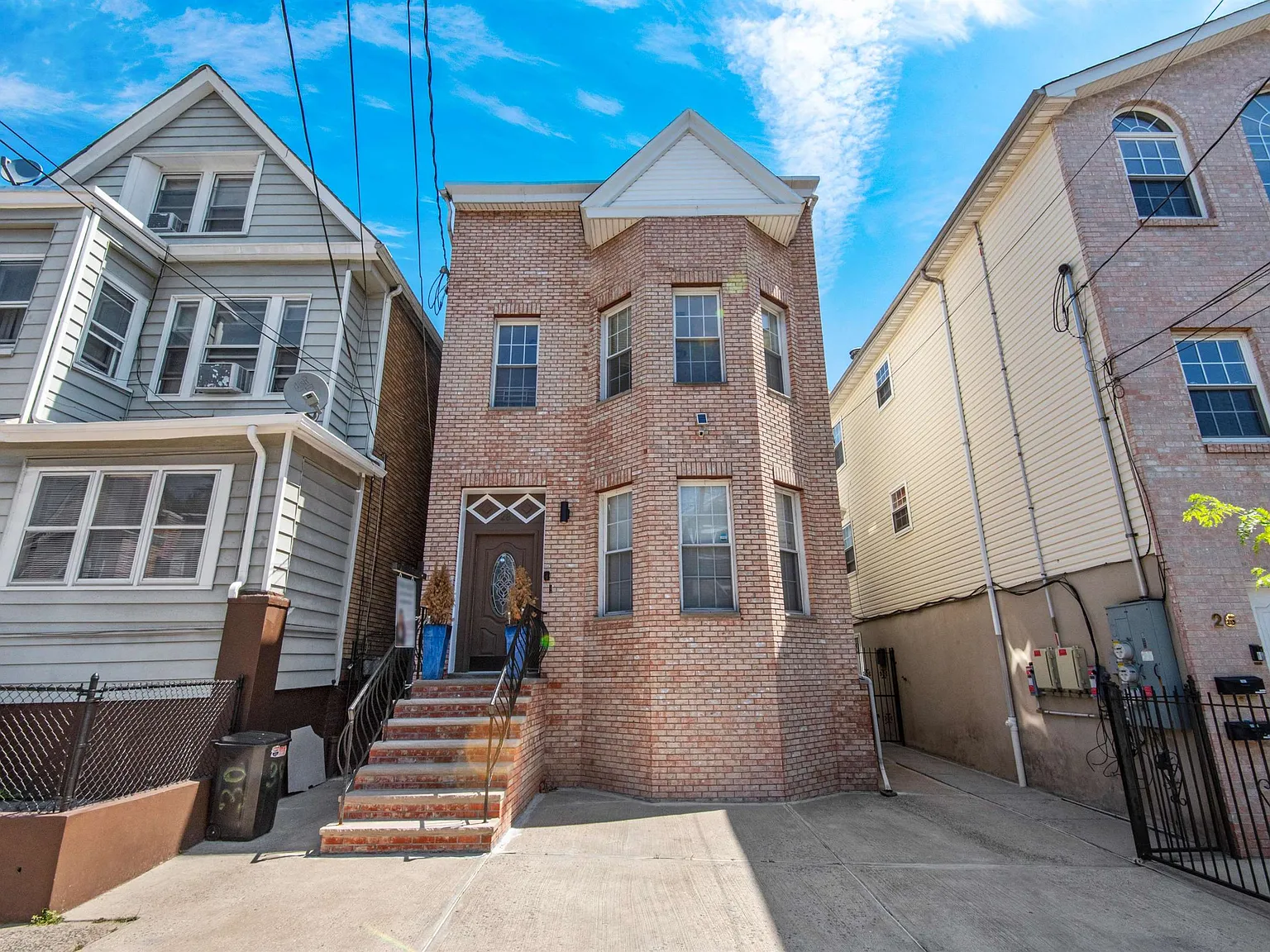 3 bed, 1.0 bath, 1200 sqft, $2,500 — Photo 1