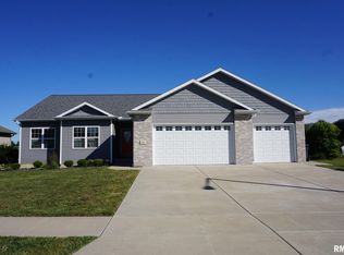 18 Osprey Ct, Pekin, IL