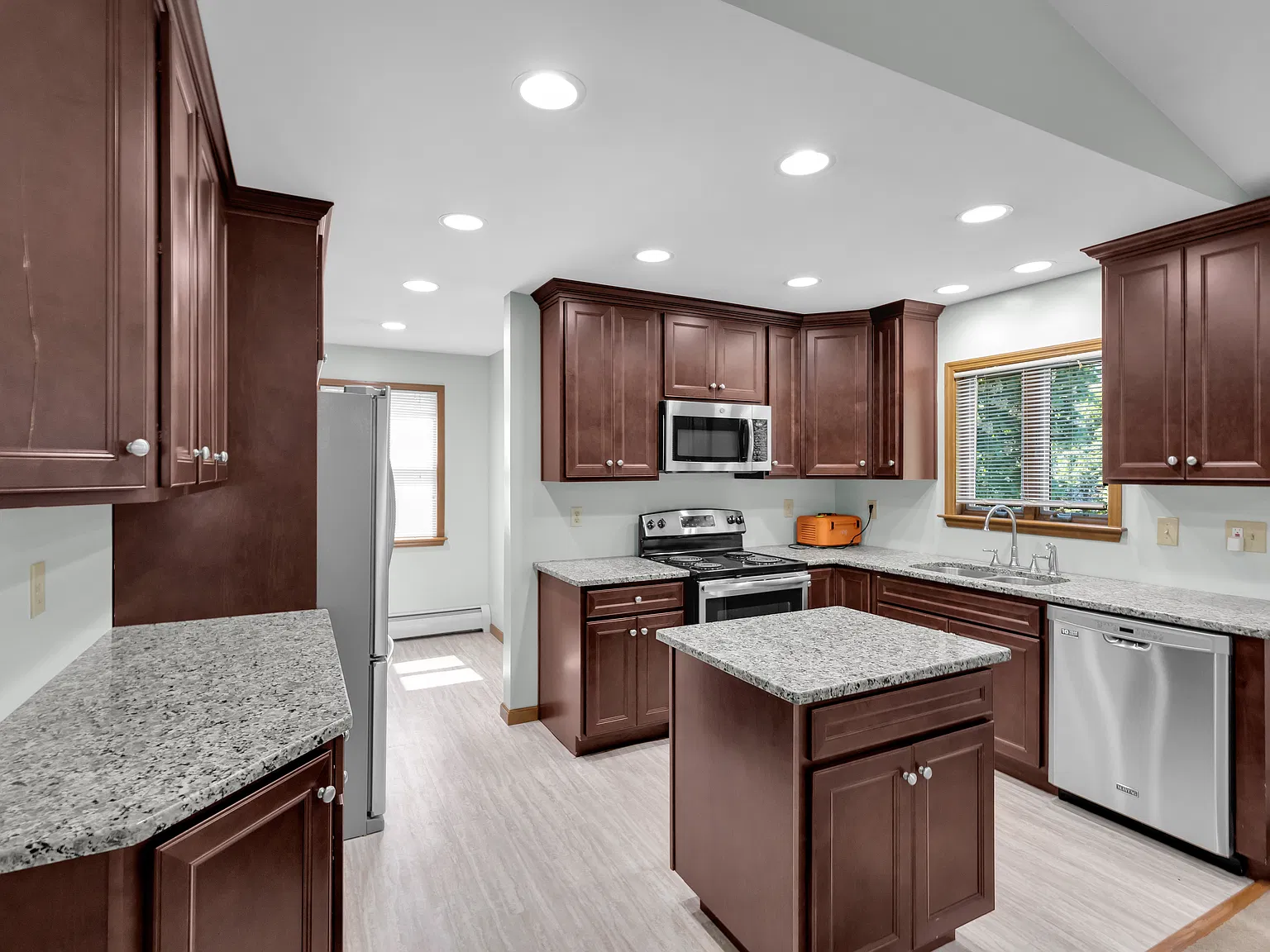 5 bed, 3.5 bath, 1600 sqft, $3,000 — Photo 3