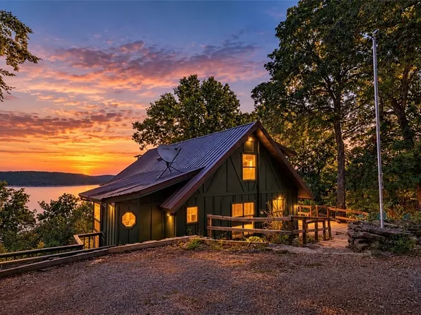 172 N Bluff Rd, Eureka Springs, AR 72631