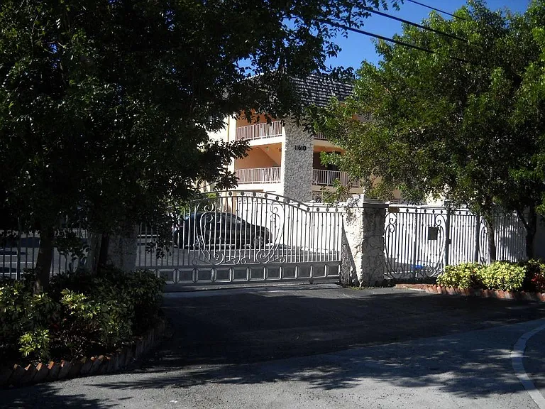 11610 N Bayshore Dr #3E — Photo 2