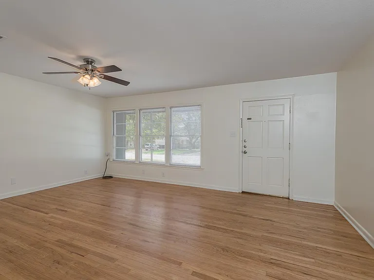 708 Broadmoor Dr — Photo 5