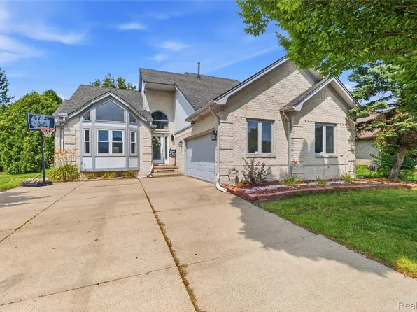 52279 Matterhorn Dr, Macomb, MI 48042