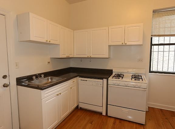 2nd image of 647 W Oakdale Ave #Ua1