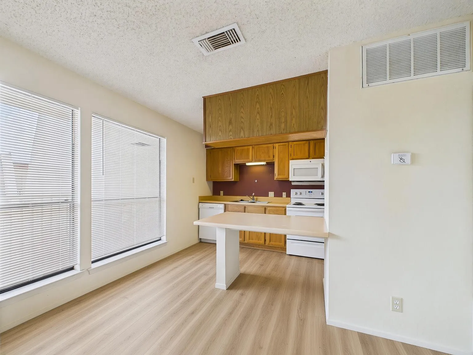 1 bed, 1.0 bath, 591 sqft, $1,325 — Photo 3