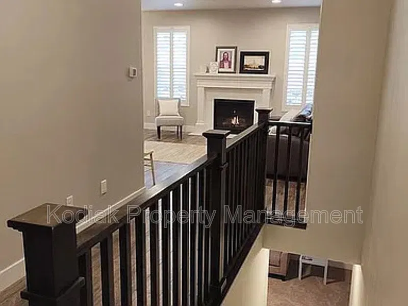 5 bed, 3.0 bath, 3302 sqft, $3,800 — Photo 4