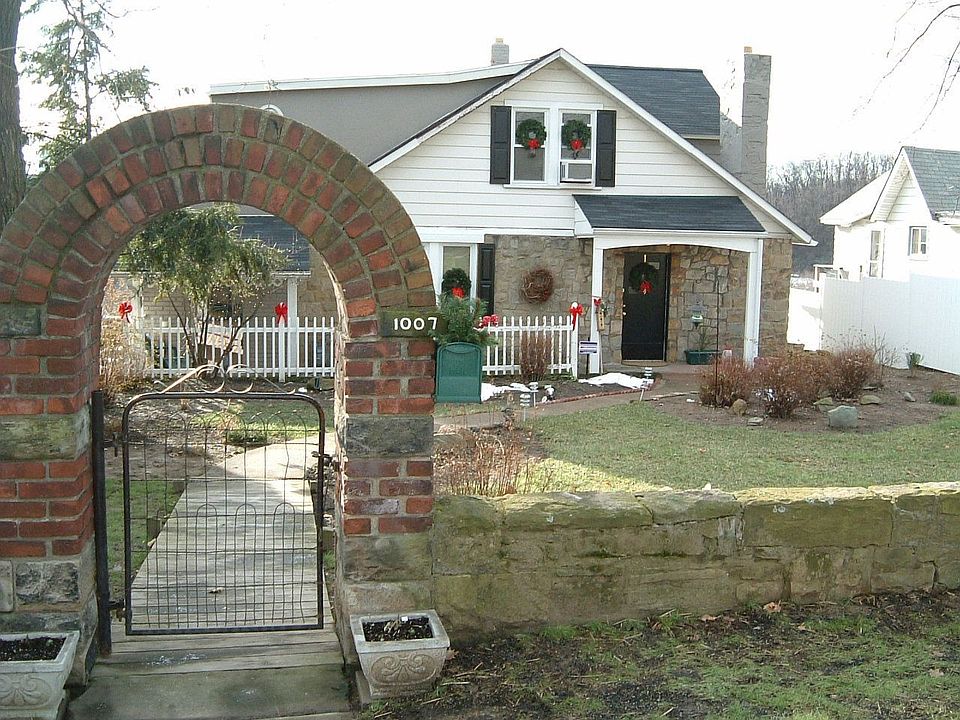 CURB VIEW OF HOME