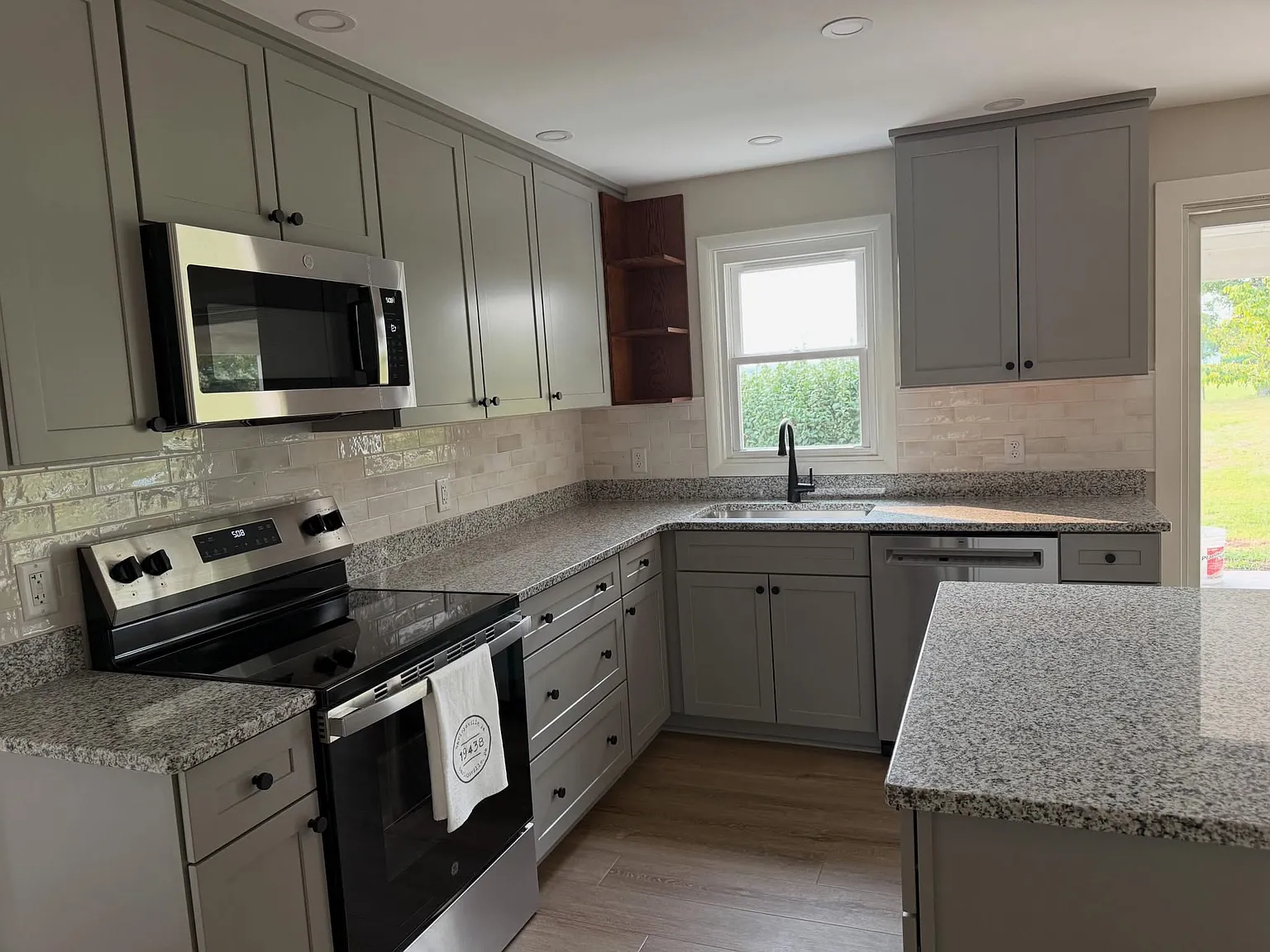 3 bed, 2.5 bath, 1856 sqft, $3,200 — Photo 2