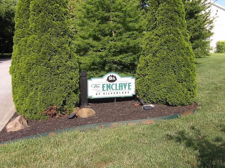 108 Charleston Ct — Photo 3