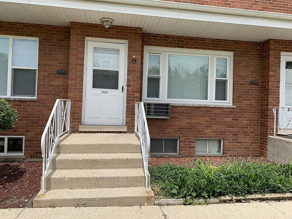 2106 Warren Ave photo 1