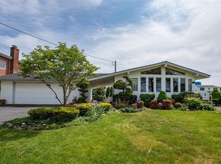 15 Pickwick Dr S, Hicksville, NY 11801