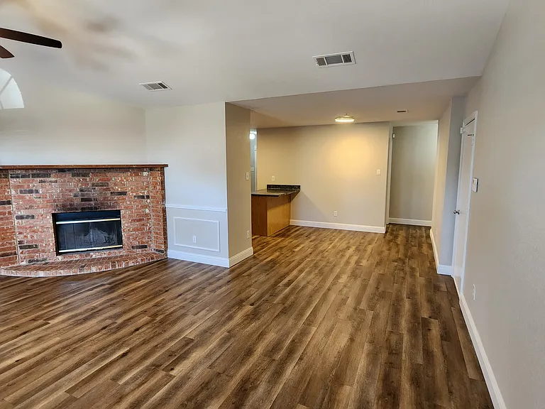 607 Hollyberry Dr — Photo 9