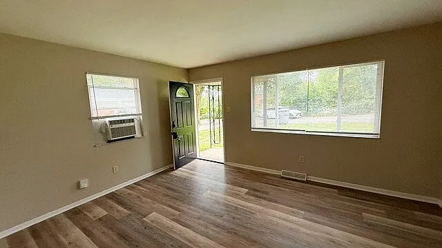 2 bed, 1.0 bath, 880 sqft, $1,050 — Photo 2