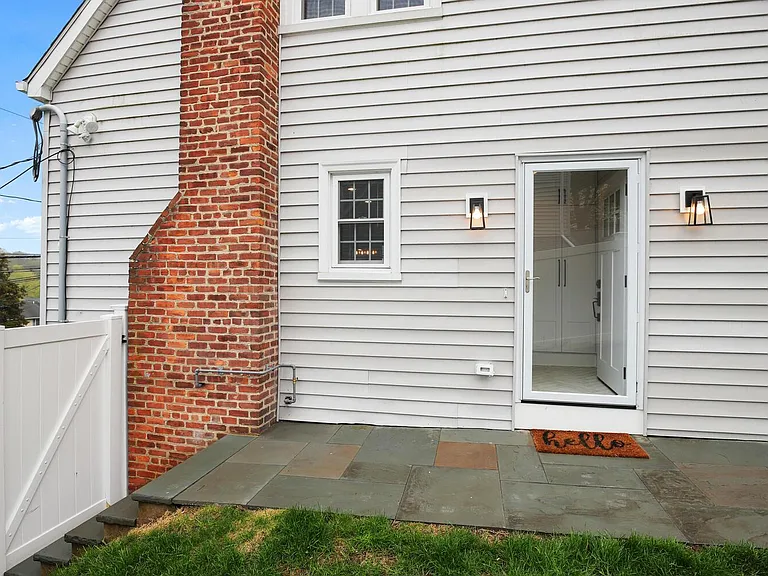 24 Nicholas Ave — Photo 2