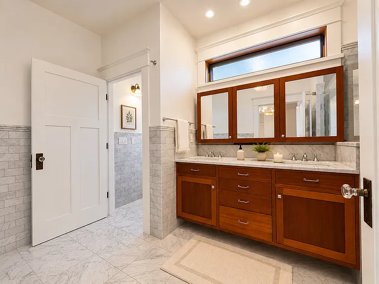 2818 Broadway E — Photo 10