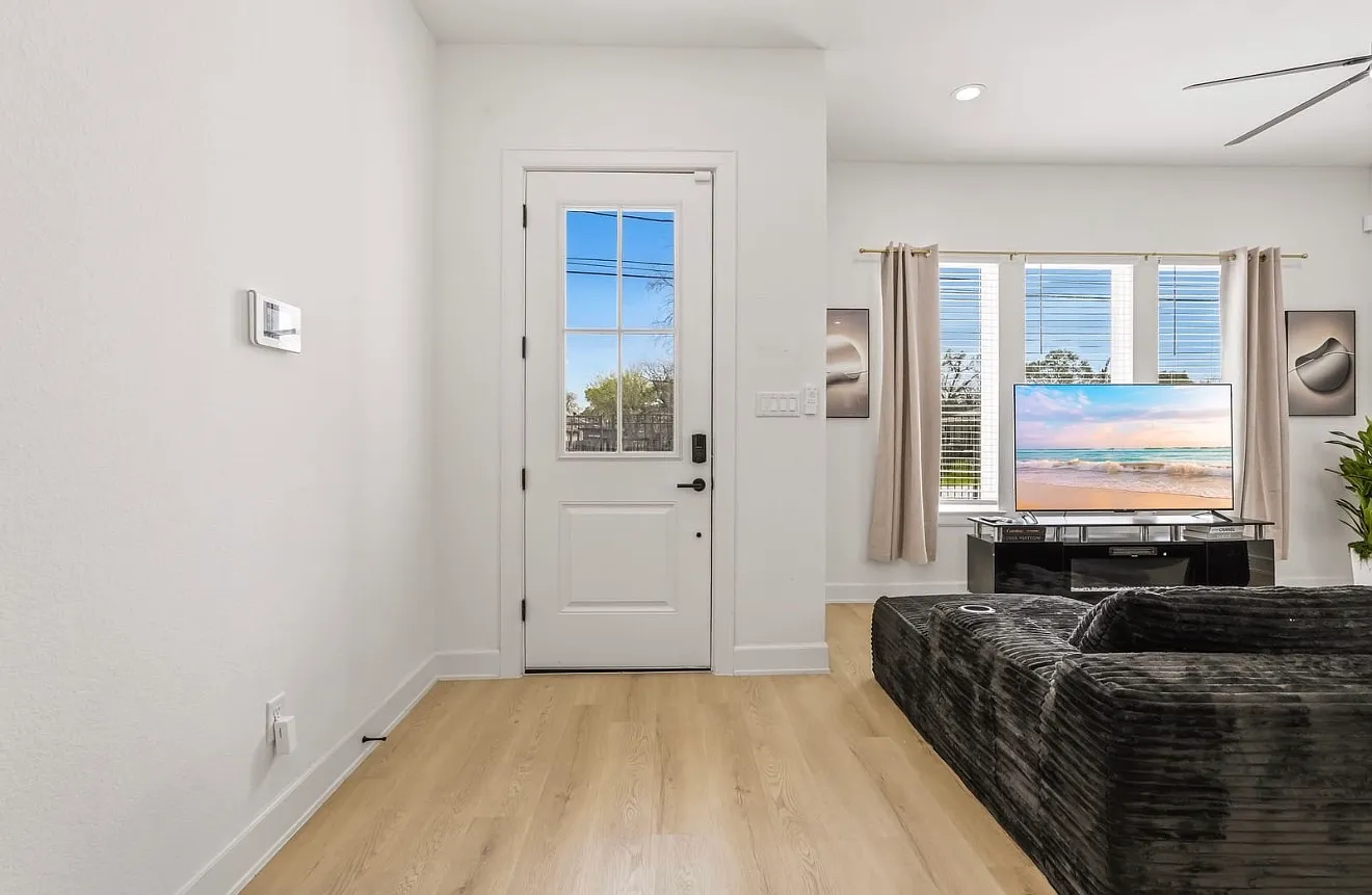 6528 Weston Street (Flat 3 Bedroom 3 Bathroom) — Photo 3