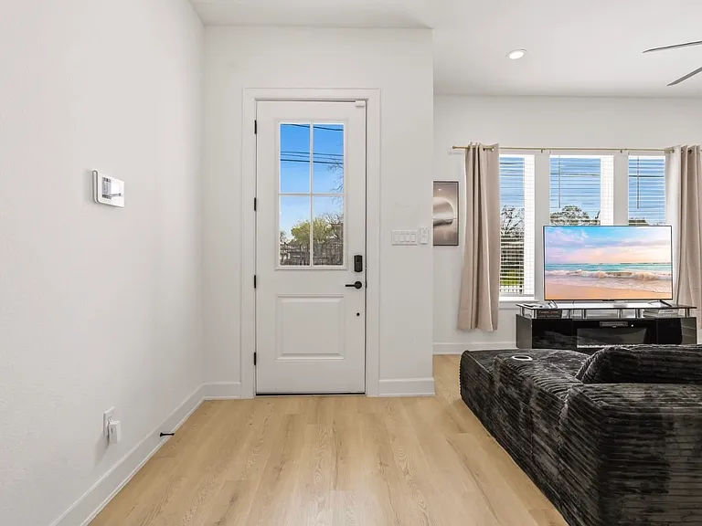 6528 Weston St — Photo 3