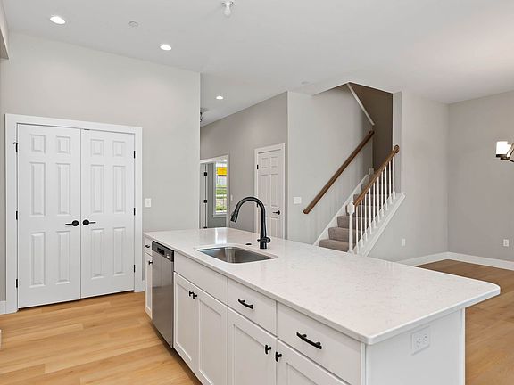 3rd image of 735 Aurora Dr