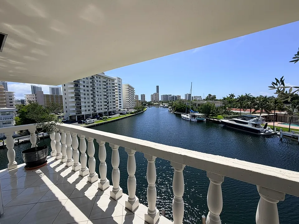 440 Paradise Isle Blvd #409